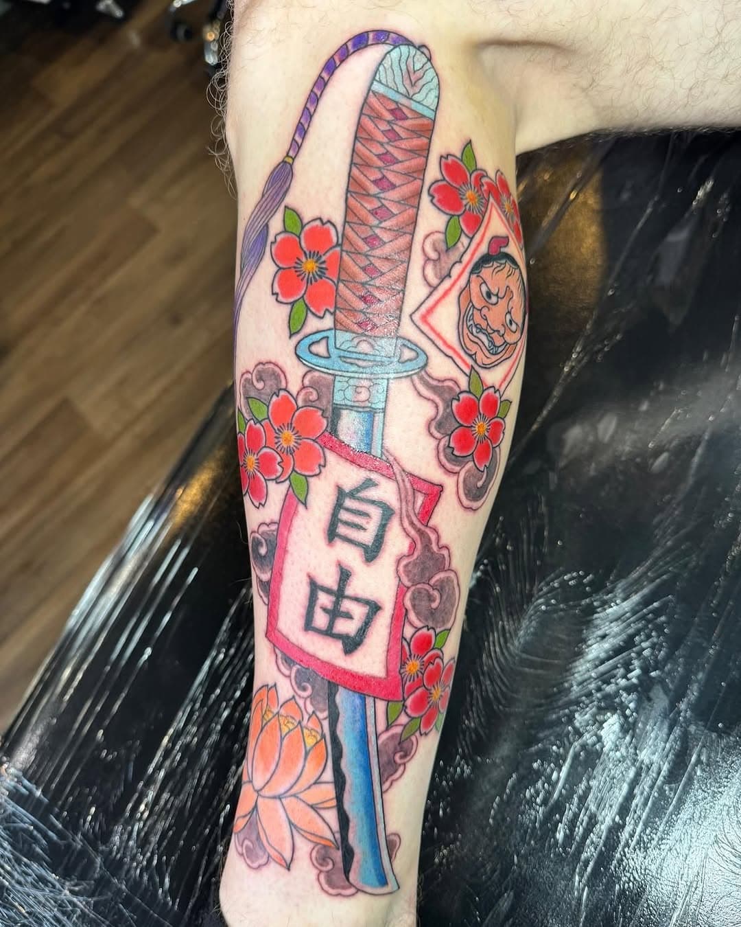 Katana with flowers done by Warren a while ago, beautiful vivid colours in this piece. Please contact us to book in with Warren, he specialises in Japanese and hand drawn tribal but is also open to your ideas!
.
.
.
.
#katana #katanatattoo #flower #flowertattoo #sword #swordtattoo #colour #colourtattoo #dynamicink #dynamiccolour #barberdts #tattoo #tattoos #tattooist #tattooer #tattooing #tattooartist