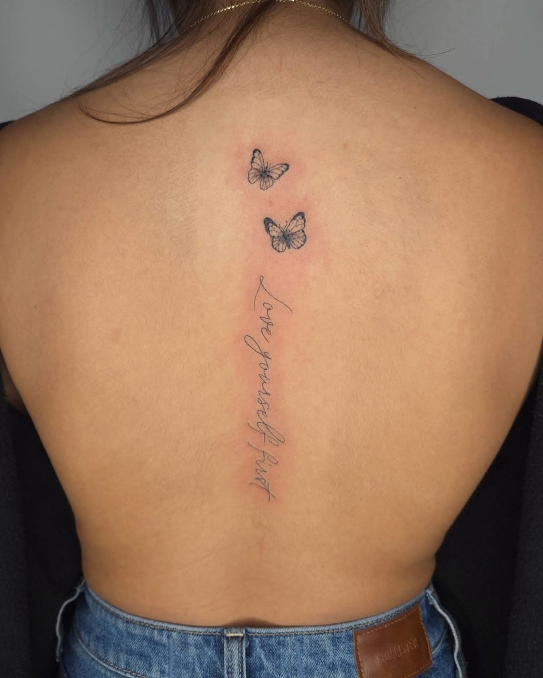 Back script! DM TO BOOK YOURS!
.
.
.
#finelinetattoo #scripttattoo #spinetattoo #butterflytattoo #tattoo#tattoolove#la#losangelestattooartist