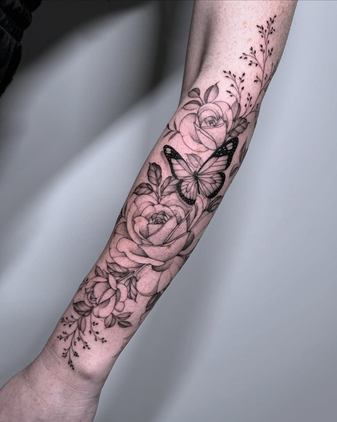 She asked for some softer shading so I did something a little different than normal. Let me know what you think! 

#sandiegotattoo #finelinetattoo #butterflytattoo #sandiegotattooartist #sdtattoo #sandiegotattooshop #floraltattooartist #rosetattoo #rose #californiatattooartist