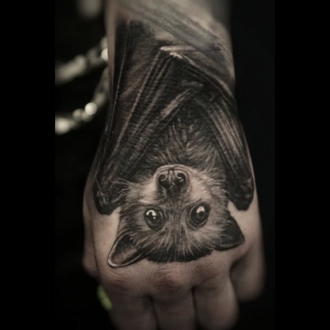 We recently did this fun hand bat for my mate @clairemichellestone and managed to get a nice blurry photo.