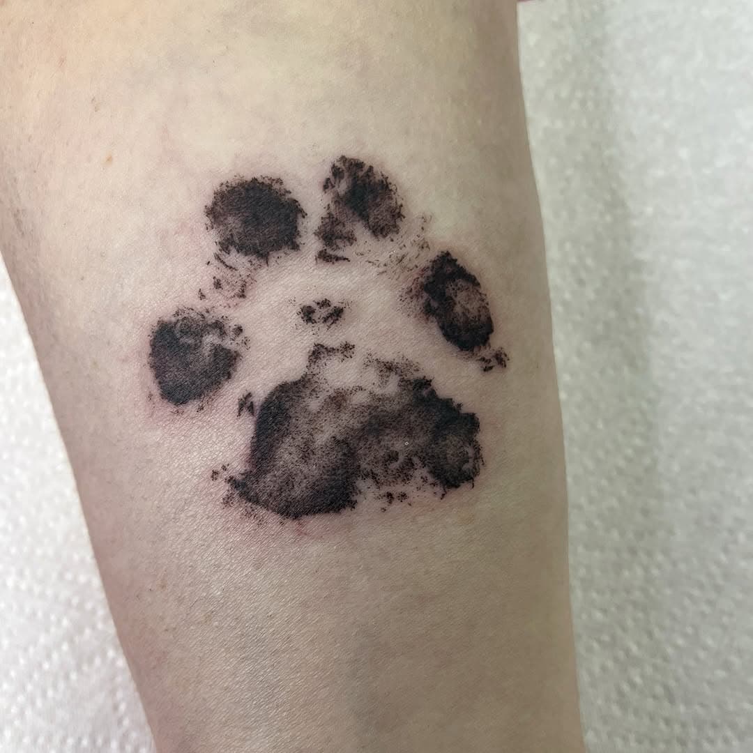 How much do you love your furry friend?! 

🖤😌

Always a good day when there’s a little print to tattoo