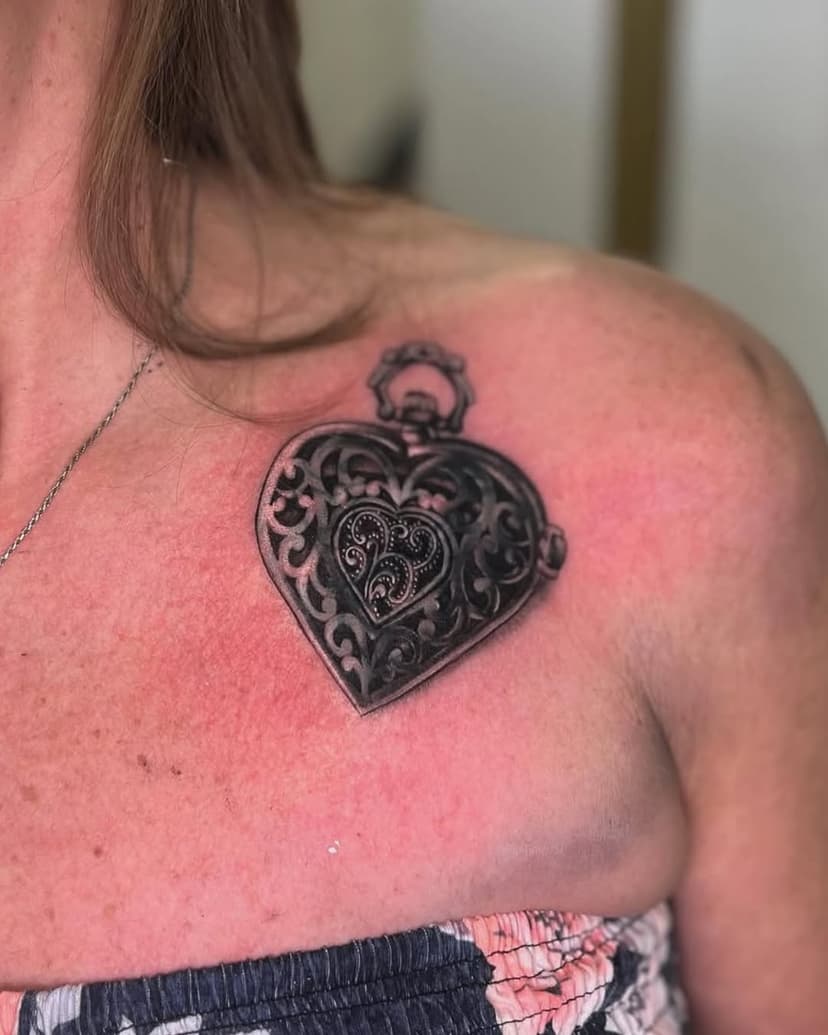 Beautiful heart locket by Swift (@swift_springer) 🖤🖤

Book with Swift by going on his website shadesofswift.com

#shadesofswifttattoos #shadesofswift #downtownsomerville #downtownsomervillenj #artisanaltattoonj #artisanaltattoo #njtattooartist #njtattooshop #njtattooer #tattooartistnj #tattooshopnj #blackandgreytattoo #blackandgreytattooartist