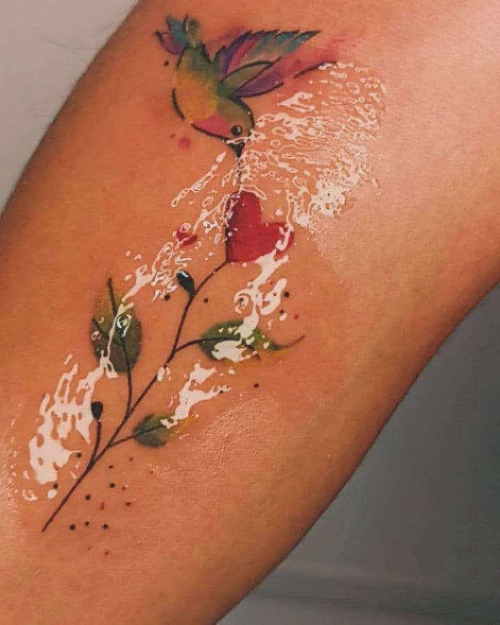 Do story para o feed ❤️❤️❤️

"Liberdade, delicadeza e amor em cada detalhe. Como um beija-flor, seguir em busca do que faz bem. ✨💖🕊️"

Tatuagem da queria @tyna.rocha.98 

#tattoo
#tatuagem
#tattooaquarela 
#tattoodelicada
#studiofabynascimento
#campinagrande