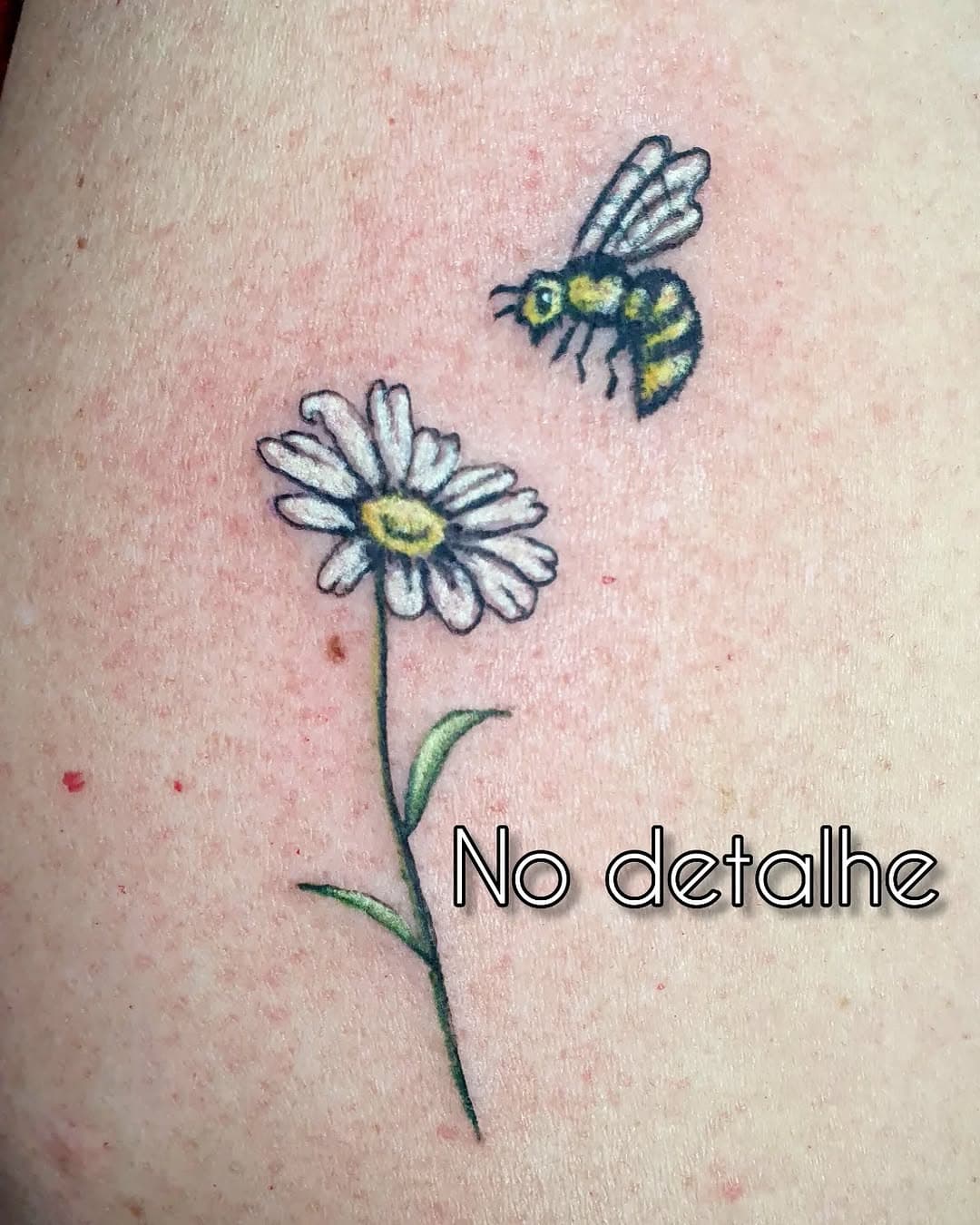 Mini Realismo Floral no detalhe....

#minirealismo 
#minitattoo 
#tattoofloral