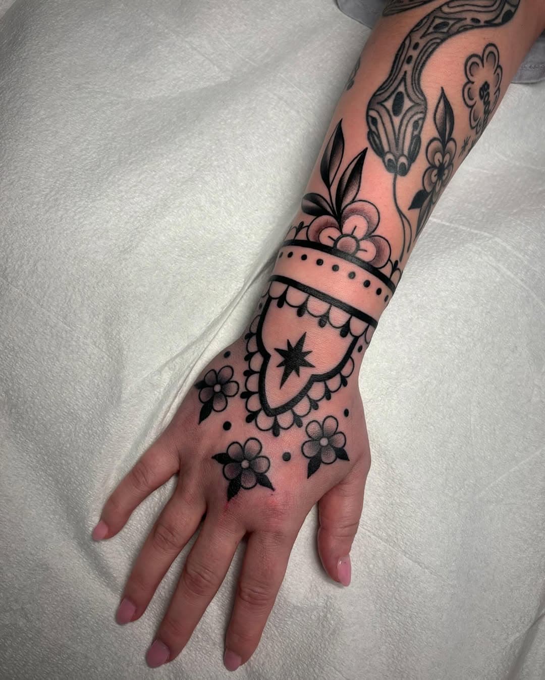 Ornamental hand to cap off Shaelin’s sleeve 💕
Practically foaming at the mouth about adding the filler to bring it all together 🥵🥵🥵