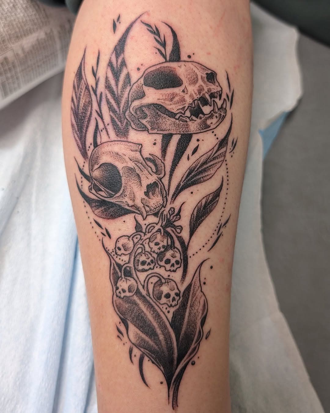 Kitty skulls, lily of the valley. #tattoo #blackandgrey #blackandgreytattoo #blackwork #blackworktattoo #catskull #lilyofthevalley #girlswithtattoos #advancedtattoo