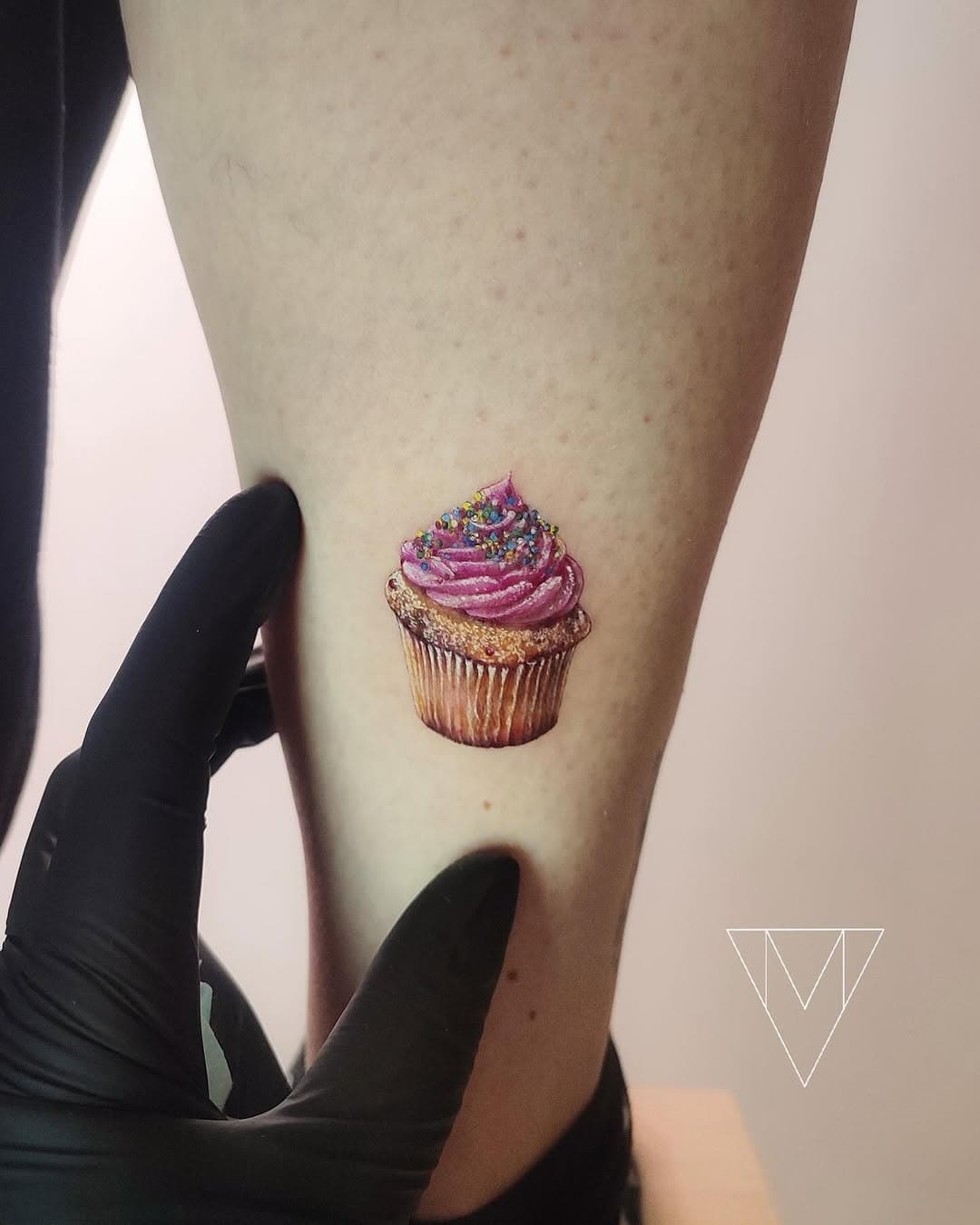 My first tattoo in Brussels! A cupcake to the sweet Haroula… 
Had to make magic with my printer travel set from @rawtattoosupplies  but it worked! It was fun to challenge myself with all the color schemes and remember my roots studying arts 🎨

Also, thanks @casa.mariposa.brussels for receiving me and my clients so well!

#cupcake #cupcaketattoo #foodtattoo #sweettattoo #realismtattoo #minirealismo #microrealism #tattoo #colortattoo #colourtattoo