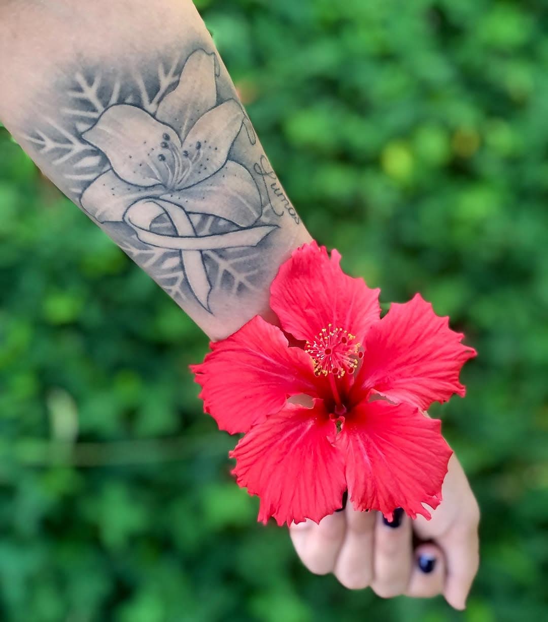 Cicatrizada! ✨
Floresça! 🌺
Independente da adversidade ou do desafio.
Acredite que há uma força bem maior que pode te guiar, segurar sua mão e até mesmo te levar no colo quando estiver difícil demais.
Encontre uma luz que te ajude a enxergar tudo o que há de bom em lutar, em viver!
Leve seu sorriso, seu brilho e sua cor, mantenha fé e tudo ficará bem! 🎗️💖

#tatuagem #tatuagemsombreada #tatuagemrealista #tatuagemcancer #tatuagemmotivacional #tatuagemfeminina #tatuagemdelicada #tatuagemnobraço #tatuagemflores #tatuagemfloral #tatuagemcancerdemama #tatuagemcâncer #tatuagemfloresca #tatuagemflor