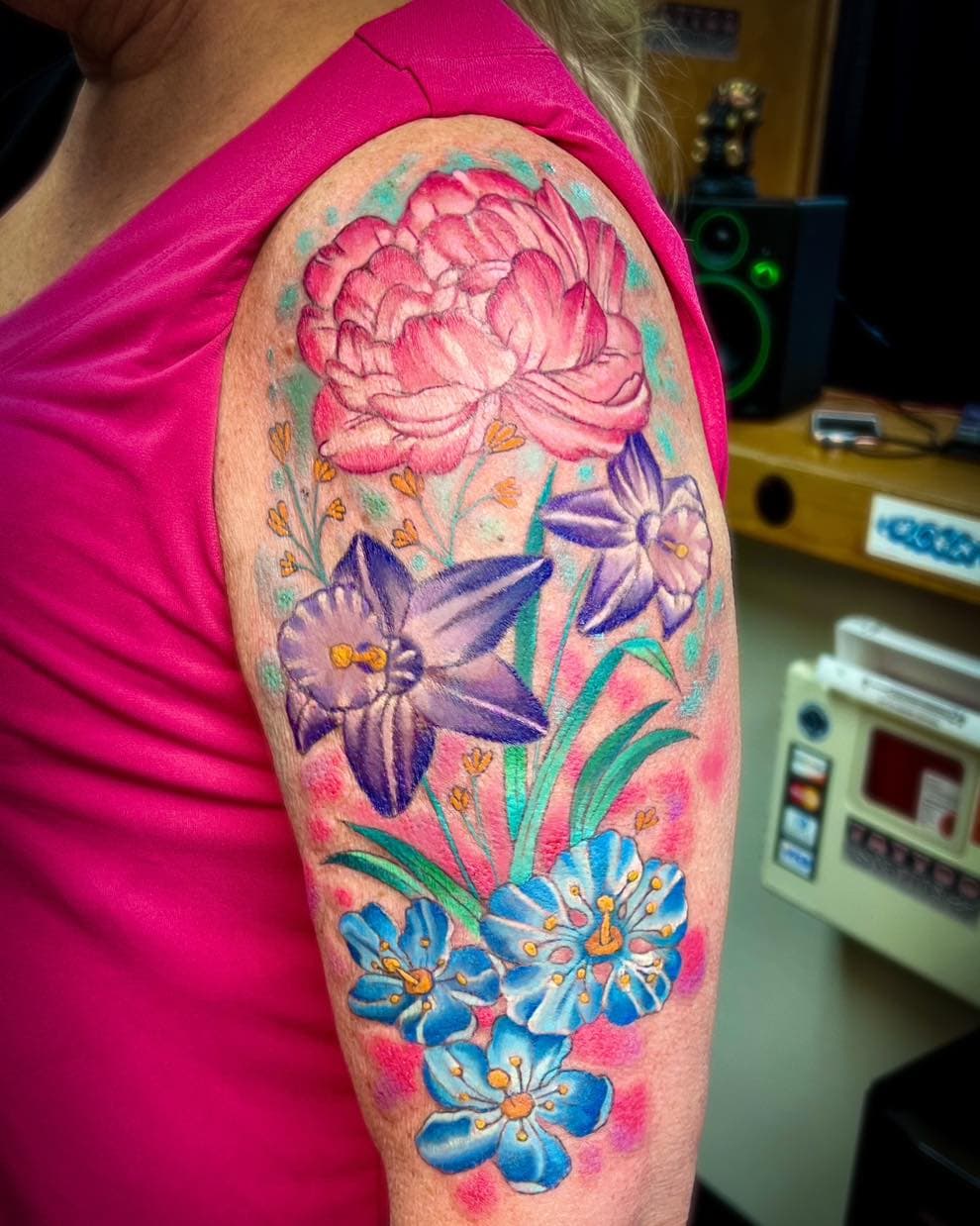🗣️Love these flowers 🌺 . If you are looking for rock solid tattooing we can get you in ASAP. Drop a comment or DM us for more information. ℹ️ Thank You.