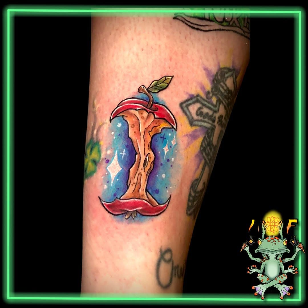 Fresh, crisp, and colorful—this apple core tattoo by @justchris_official is a snack for the eyes! #afdestin #inkedaf #destin #destinfl #destinflorida #destincommons #atomicfrogtattoo #atomicfrog