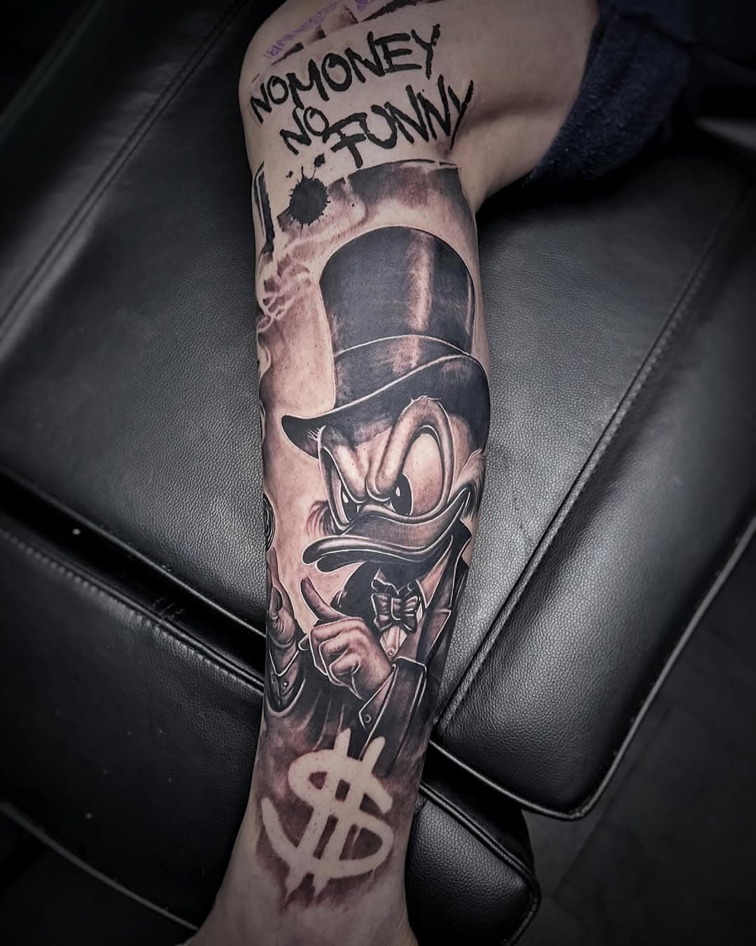 Start of a full comic leg 🖤 not quite what I normally do but it was fun 😄 #tattoo #legtattoo #blackandgreytattoo #comic #comictattoo #dagobert #duck #dagobertduck #nomoneynofunny #silentskilltattoo #schweich