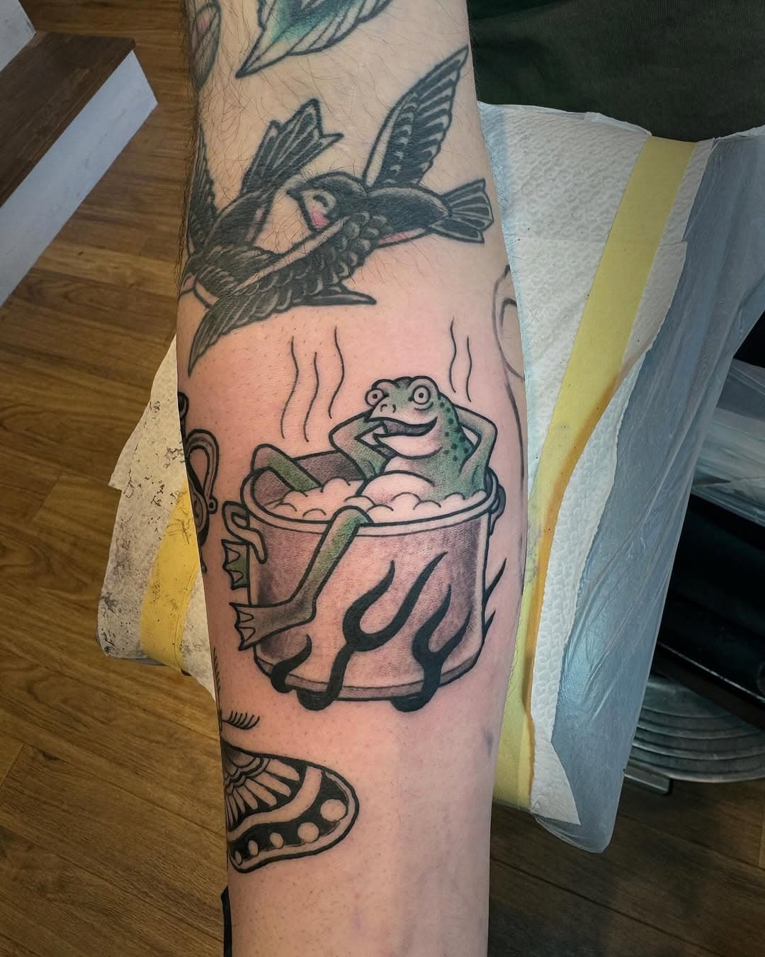 Enjoying the world like a frog in boiling water. #frogtattoo #americantraditional #cheftattoo #tatuering