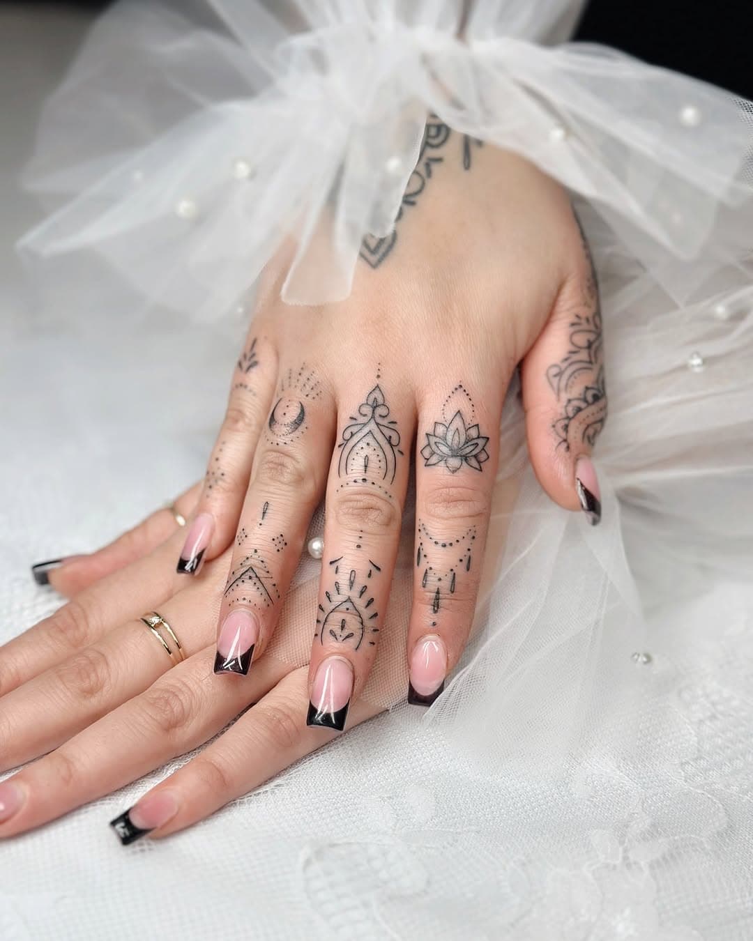 Elegance in every detail ✨ What do you think of this hand tattoo ?🖤

#tattoostyle #ornamentaltattoo #blacktattoo #handtattoo #fingertattoo #tattooartist #tattooinspiration #finelinetattoo #tattoodesign #losangelestattoo #girltattoo