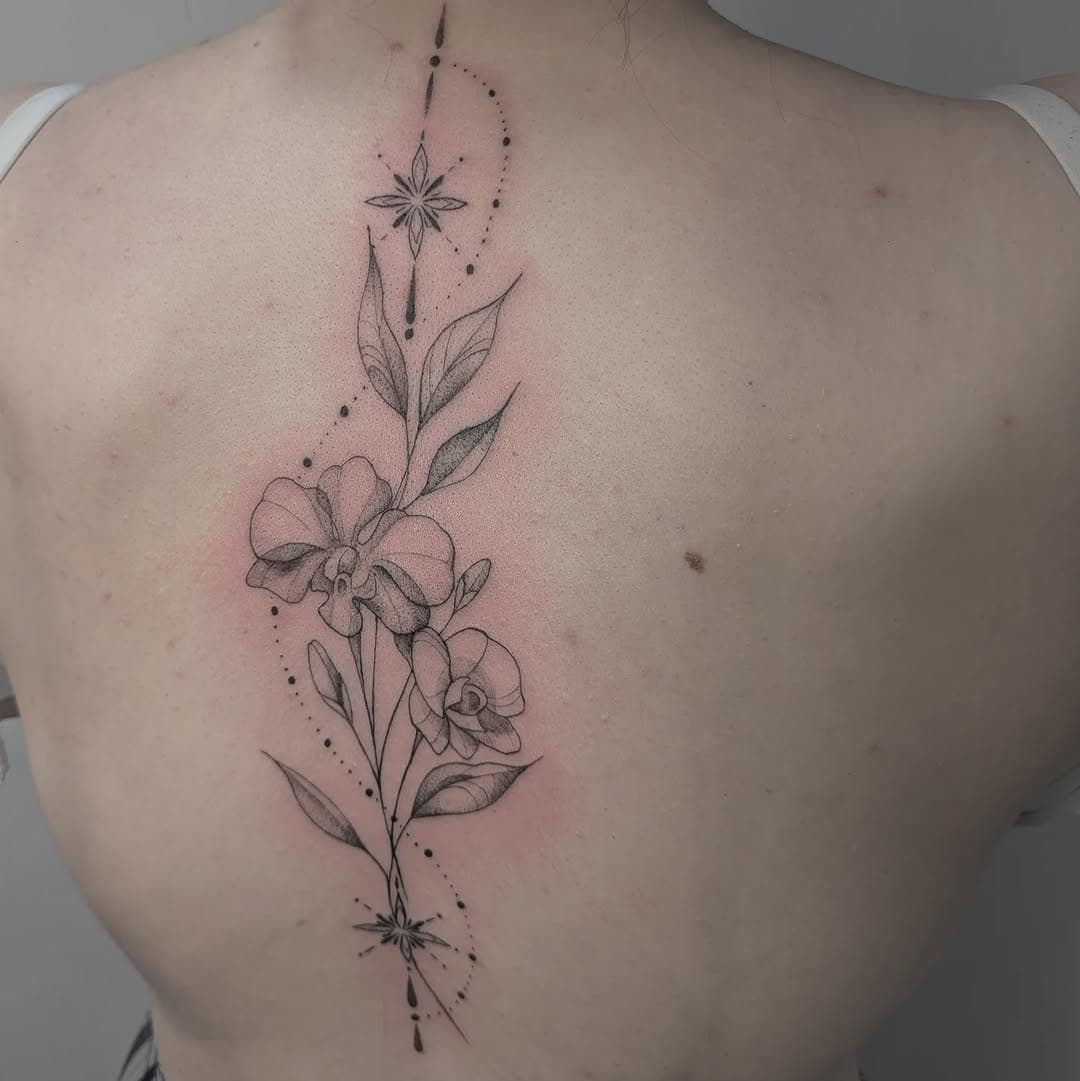 Did this fineline orchid back piece a few weeks ago and forgot to post! Had to share this delicate piece ✨ 

#orchid #bournemouthtattoo #southampton #tattoouk #tattoolife #ornamental