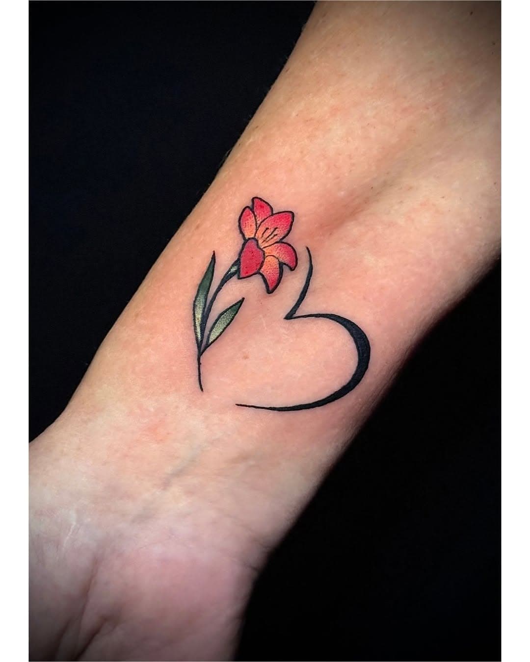 Even the small tattoos get the royal treatment at Honor and Grace! Shain did this one and it’s perfection! Keep an eye out for a few other matching ones! #Shainpicard #neotraditionaltattoo #honorandgracetattoo #savannahtattoo #gatattooer #tattoo #tattooartist #flowertattoo