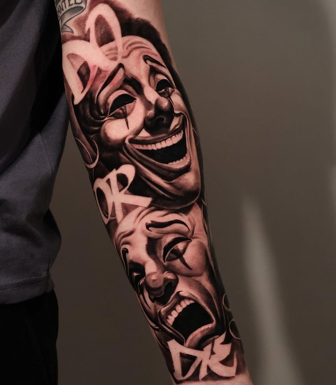 Classic 🎭 Fun one done yesterday @theravenandthewolves would love to do more like this!
•
•
#tattoo #tattoos #tattooart #tattooartist #smilenowcrylater #longbeach #longbeachtattoo #cardiff #cardifftattoo #wales