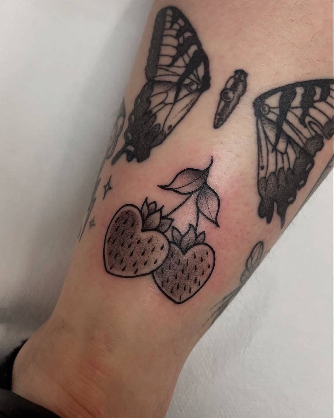 Love heart shaped strawberries from my Valentines flash! Paramore piece healed from last year, swipe to see some more of Katie’s healed pieces we grabbed photos of as well. Thank you so much again lovely! 🫶🏻🖤