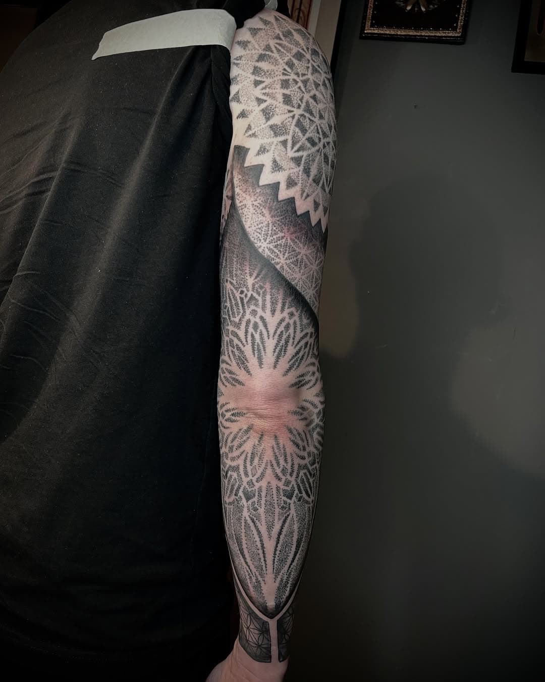 Geometric Sleeve 

#tattoo #tattoos #tattooed #geometric #geometrictattoo #geometrictattoos #ornamentaltattoo #ornamental #blackwork #blackworktattoo #blackworkers