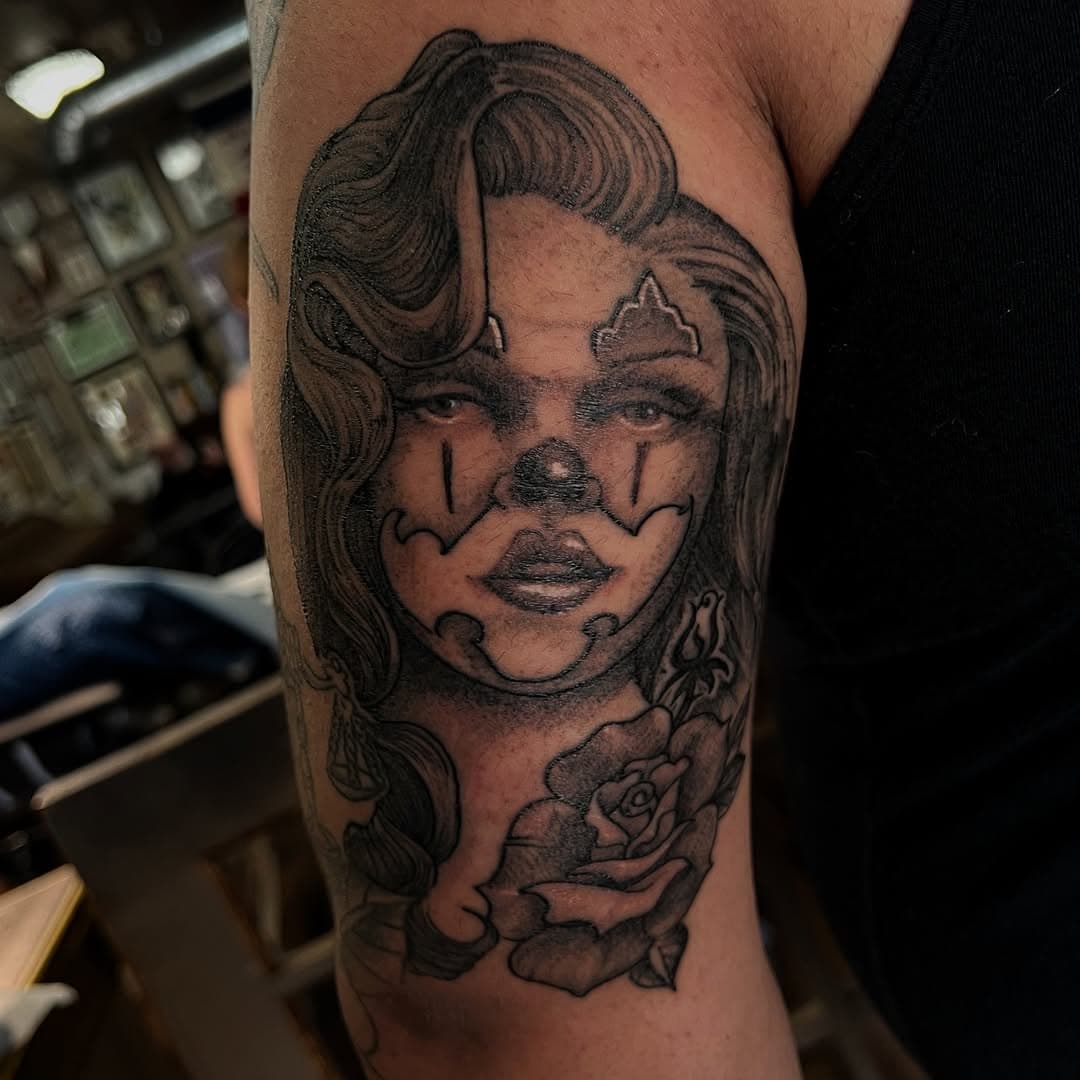 Jesse just stopped by so I could get a healed pic of this  piece done @star_of_texas  #blackandgreytattoo #sombragrays #atxtattoo #roundrocktx #tattoolove #ladyheadtattoo #payasatattoo #texastattooartist #churchofgoodtimes