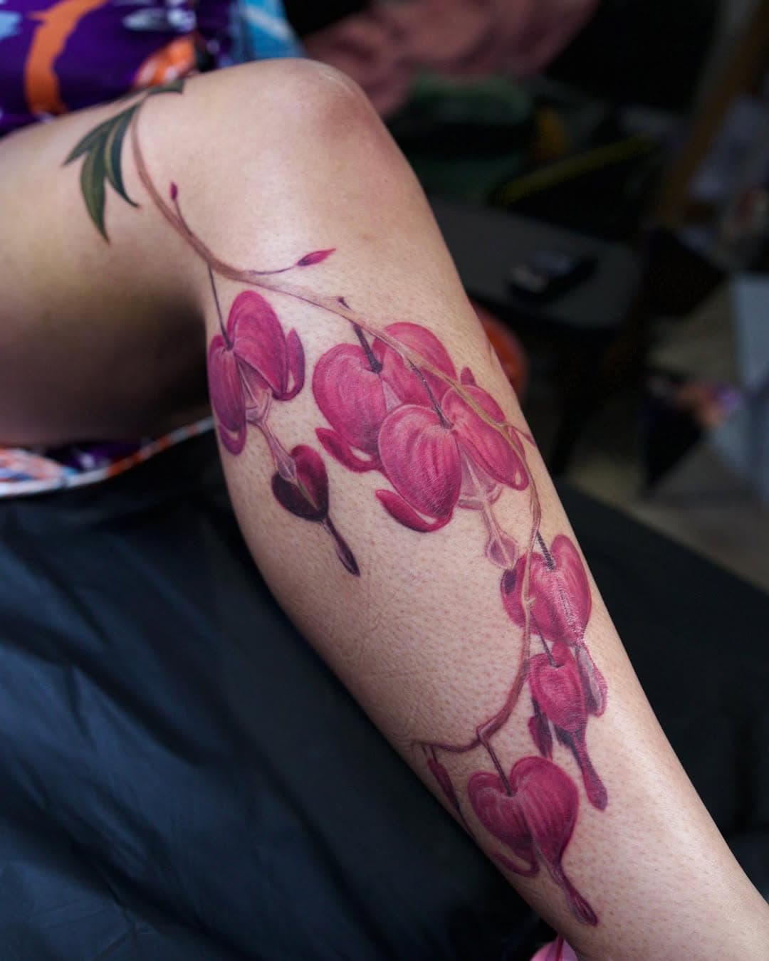 Beautiful bleeding heart flower tattoo by Gold Dust Tattoos artist Char @tattoosbychar 
Love the color palette and the flow looks divine on the lovely kiss Mikaela @mikaeladonelle 
•
•
•
#flowertattoo #dallastattooartist #bleedingheartflower #pinkflowertattoo #dfwtattoos #dallastattooshop #golddusttattoos #floraltattoo #legtattoo #shintattoo #colorfultattoo #colortattoo #tattoostyle #tattoos #tattooideas #tattooartist #tattooart #dallastx #queerowned #femaleownedbusiness #supportlocal #lgbtqartist #lgbtqart