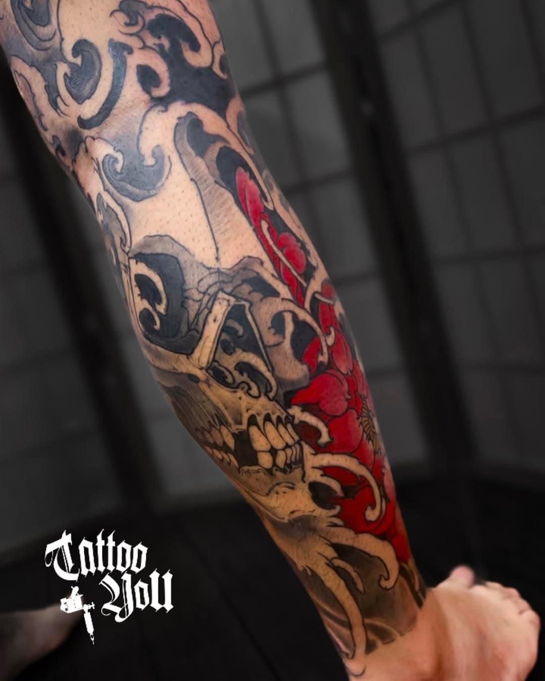 🔥 Arte imponente, traços marcantes e a fusão perfeita do estilo oriental com a essência sombria da caveira! ⚡💀
 Essa obra incrível foi feita pelo @ink.dann , que atende na unidade New Tattoo You.

📍New Tattoo You: Av. Dr. Cardoso de Melo, 320 - Vila Olímpia/SP

Orçamentos direto pelo link da bio ❤️‍🔥.

#tattooyou #tattoo #tatuagem #tattoosp #tattooart #orientaltattoo #skulltattoo #blackandredtattoo #inked #tattooed #bodyart #tattooartist #newtattooyou