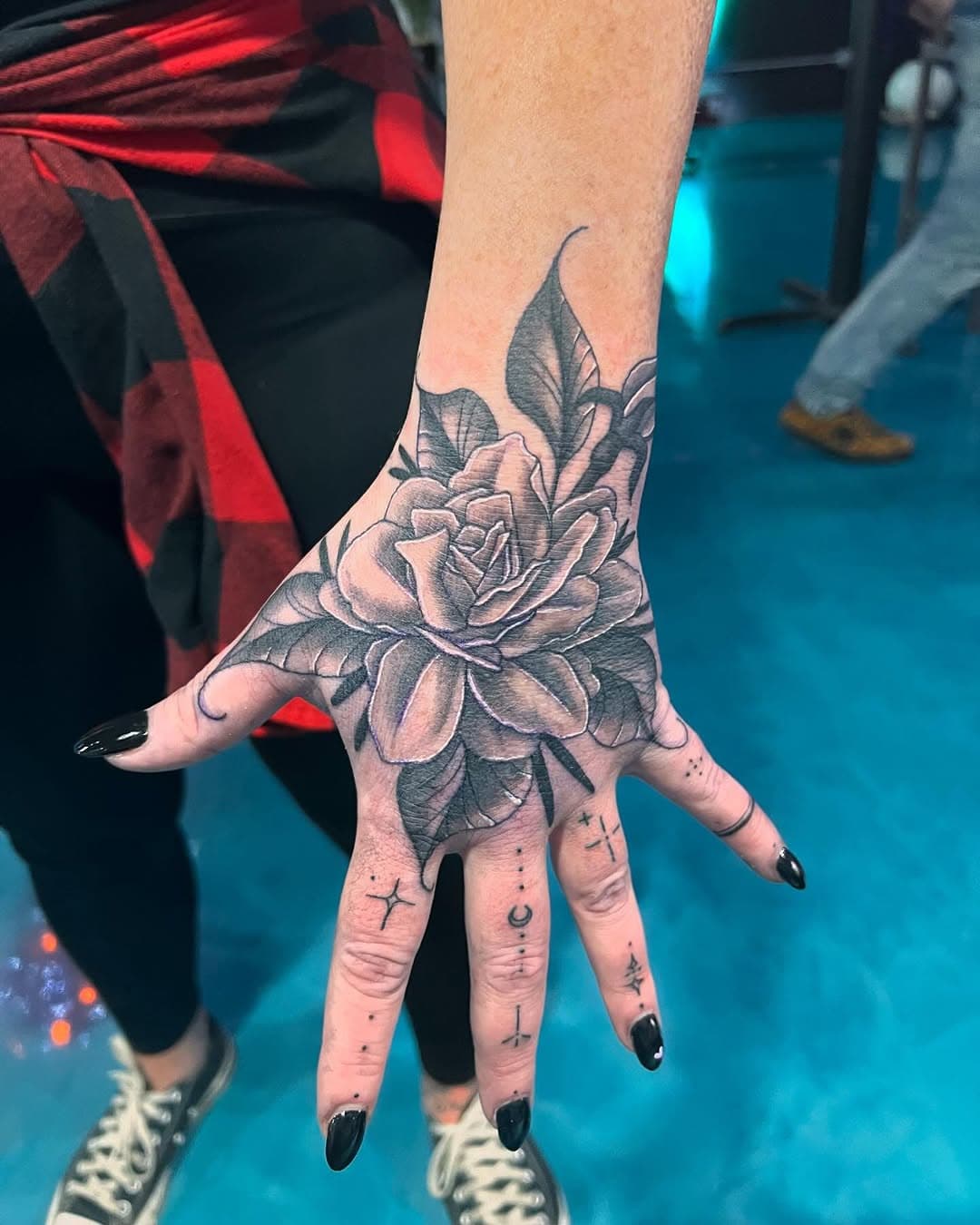 Floral perfection on the hand, inked by Jeinx 🌸 

#floraltattoos  #handinkteam  #tattooartistsoftiktok