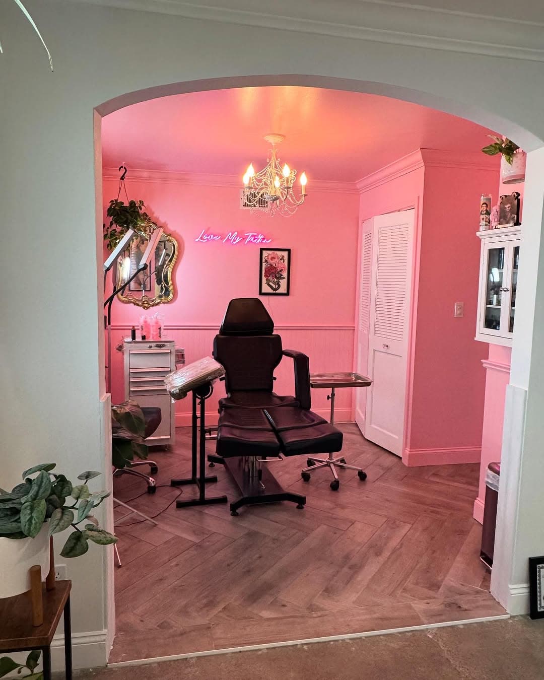 My happy place 🥰 thanks to my husband for building it out and my girls @murielzaotattoo @lexatr0n and @bwittanywynn for painting it with me. And of course my clients/friends for making it possible🌸🌸🌸