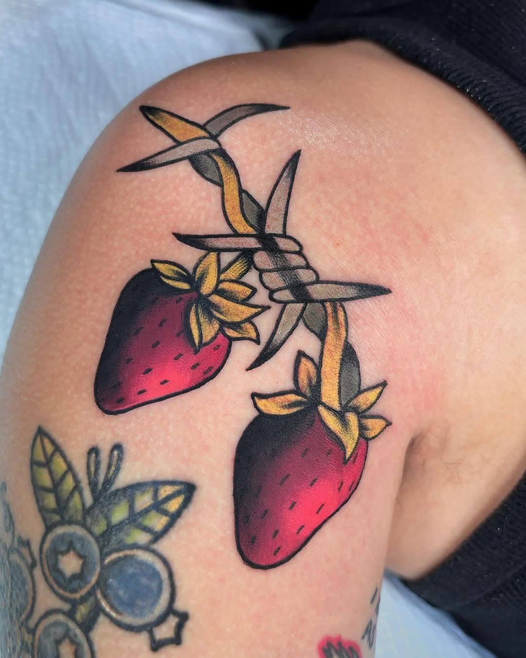 Spiky strawberries from my flash done for @natalyavxo 🍓🖤 I love this piece so much, and I would love to do more spiky fruits! DM me to get one for yourself! 

#southflorida #southfloridatattoo #southfloridatattooartist #broward #browardtattoos #fortlauderdaletattoos #fortlauderdaletattooartist #deerfieldtattoo #deerfieldtattooartist #floridatattooartist #florida #strawberrytattoo