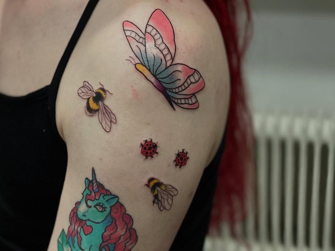 🖤💘Fler nya vänner, lilla ponnyn med rött hår läkt sedan något år! Tatuering gjord på @sta.demonia_tattoo_stockholm För info och bokningar sara@stademonia.com🌈🖤 Queera tatuerare och konst. Ni hittar oss på Slipgatan 9, Hornstull.
//
🌈🖤 Queer tattooers and art. You find us at Slipgatan 9, Hornstull. 
. 
. 
Www.stademonia.com 
. 
. 
.

#Tattoo #Tatuering #Tatuerare #Stockholm #Queer #Vegan #lgbtqi  #QueerTattoo #Queertatuering #Queertattooing #QueerTattooer #StockholmTatuering #VeganTattoo #FeministTattooArtist #Queermonsters #QueerArt #Queerkonst #femme #hbtqi #illustration #botanic  #oldschool #mylittlepony