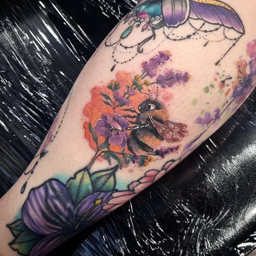Lil bloody but gapfiller on the lovely Laura's leg of a paint style bee and flowers based off artwork she liked! 🐝 
Thanks so much lovely ☺️❤️ such another fun tattoo to do!!