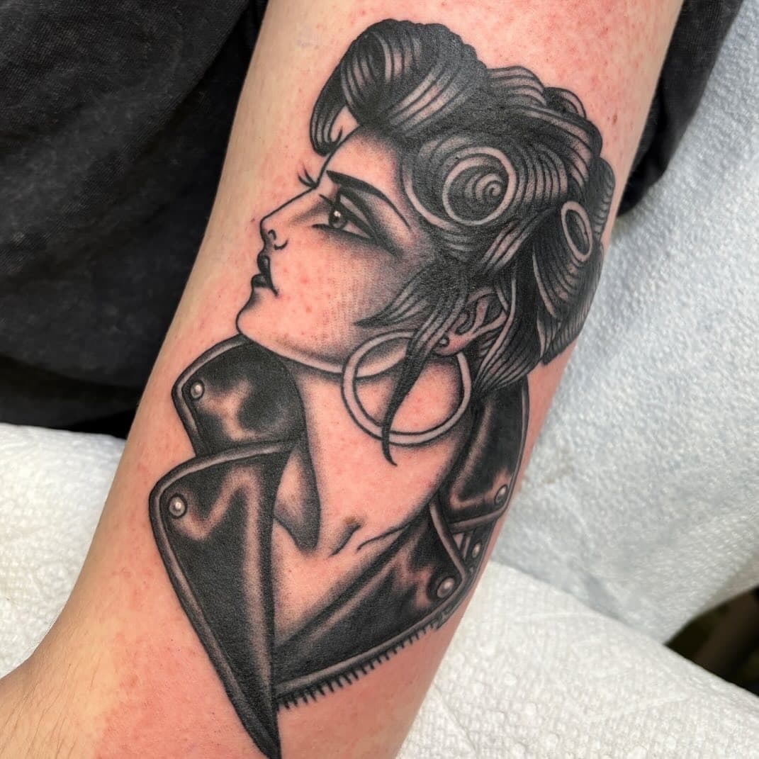 Punk Rock Girl by @mikedicheeko 

Catch Mike at the shop Mondays, Tuesdays, Fridays and Saturdays by appointment or walk-in!

#havertown #havertownelectrictattoo #delco #delcotattooshops