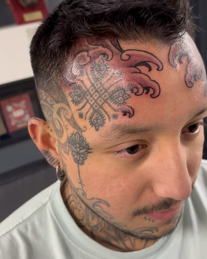 Waves on @dechillintattoo forehead. Crazy guy 😂 #freehand #tattoo #japanesewaves #tattoos #blackandgreytattoo
