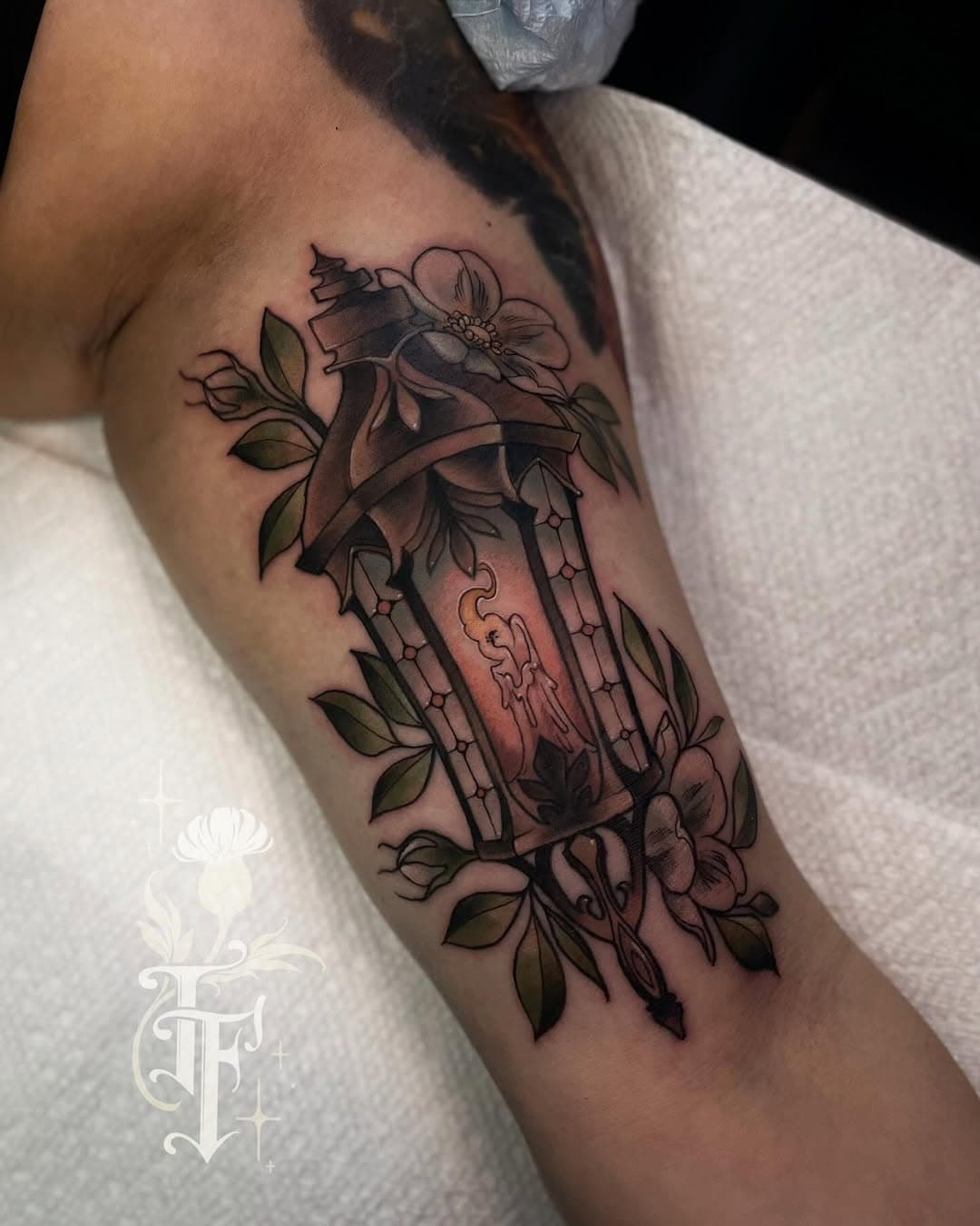A lantern for Amanda! 
•
•
#ohioartist #ohiotattooartist #neotraditional #illustrativetattoo #neoromantic #neotraditionaltattoo #neoromantictattoo  #artnouveautattoo
#neonouveautattoo #vulcanneedles #fusianink #industryink #lanturntattoo