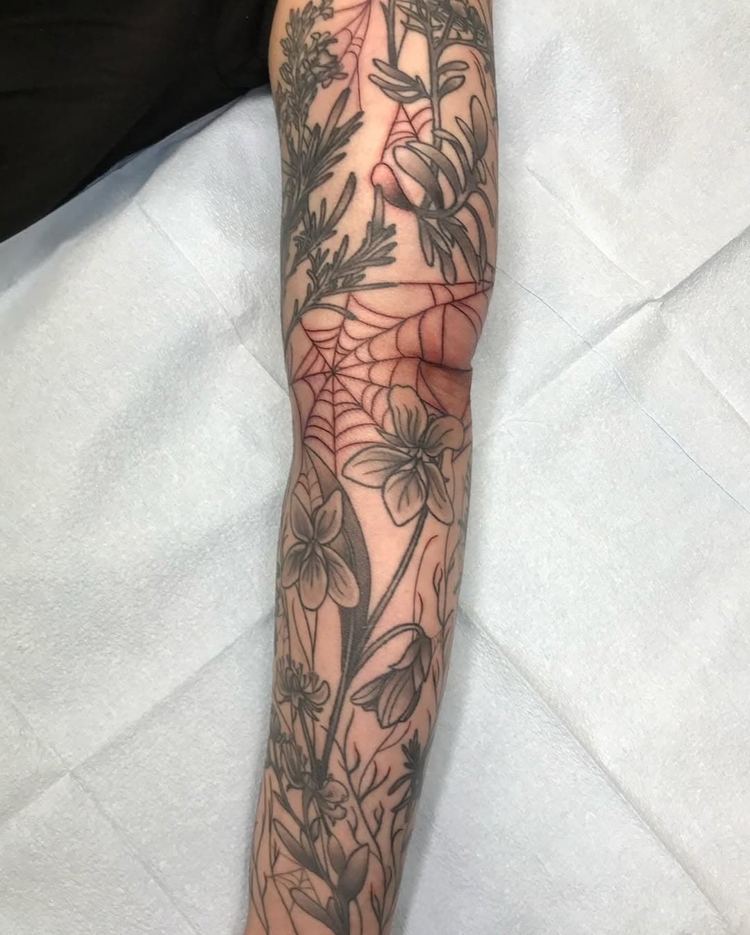 Ophelia’s flowers 💐 lots healed, some fresh been working on this arm for almost a year! this was such a cool concept, I loved Shakespeare in high school and was always genuinely so intrigued by the question of if Ophelia committed su*cide or if she truly lost her mind and drown in an accident. Thanks so much Killian for letting me bring this idea to life and giving me a canvas for my first full sleeve 🖤🖤