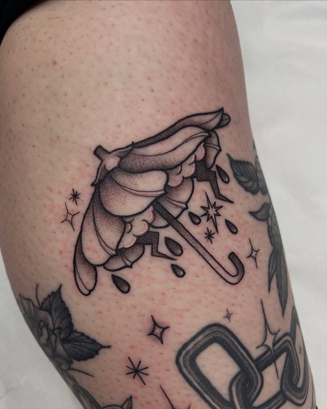 Leafy umbrella from my flash and swipe to see some freehanded sparkles to fill an awkward gap as well! It’s so exciting seeing Rachael’s leg fill up so nicely, thank you for your trust as always!! 🫶🏻🖤