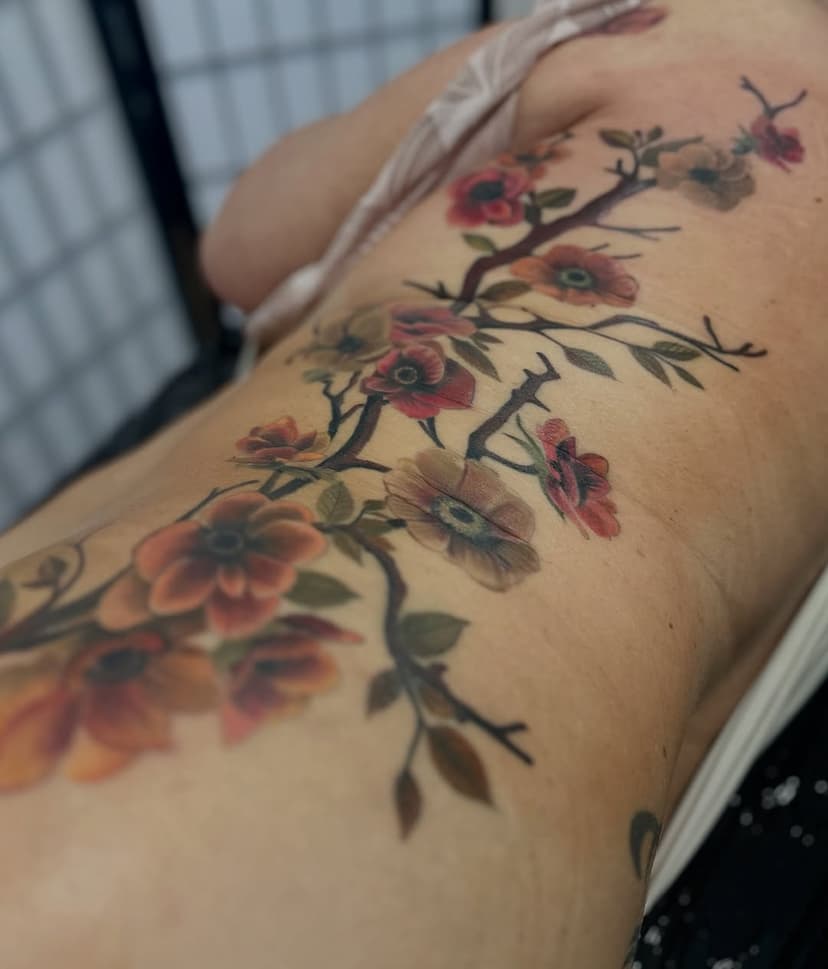 ~ side • florals ~

Susan built up this piece over a few sessions, we matched the colours to some similar burnt red flowers I’d previously tattooed on her shoulder 

@wishbonetattoostudio 

~ NOW BOOKING MARCH ~
If you’d like to arrange an appointment, email directly - beckyfosterdesign@hotmail.com

#floraltattoo #ribtattoo #ribtattoos #flowertattoo #newcastletattooartist #newcastletattoo