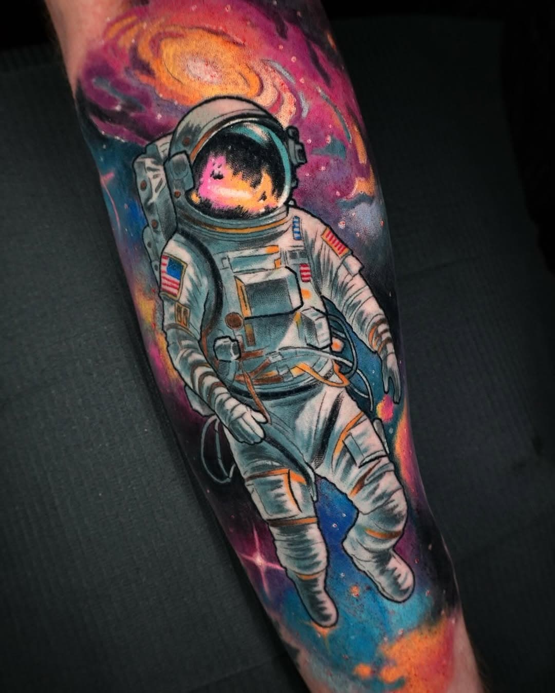 Gap filler astronaut for @palmtree699 space designs are definitely on the harder side but I had fun with this more colorful style!

Done @newagetattoos 
Supplies and pigments from @kingpintattoosupply 
Done with flux max from @fkirons