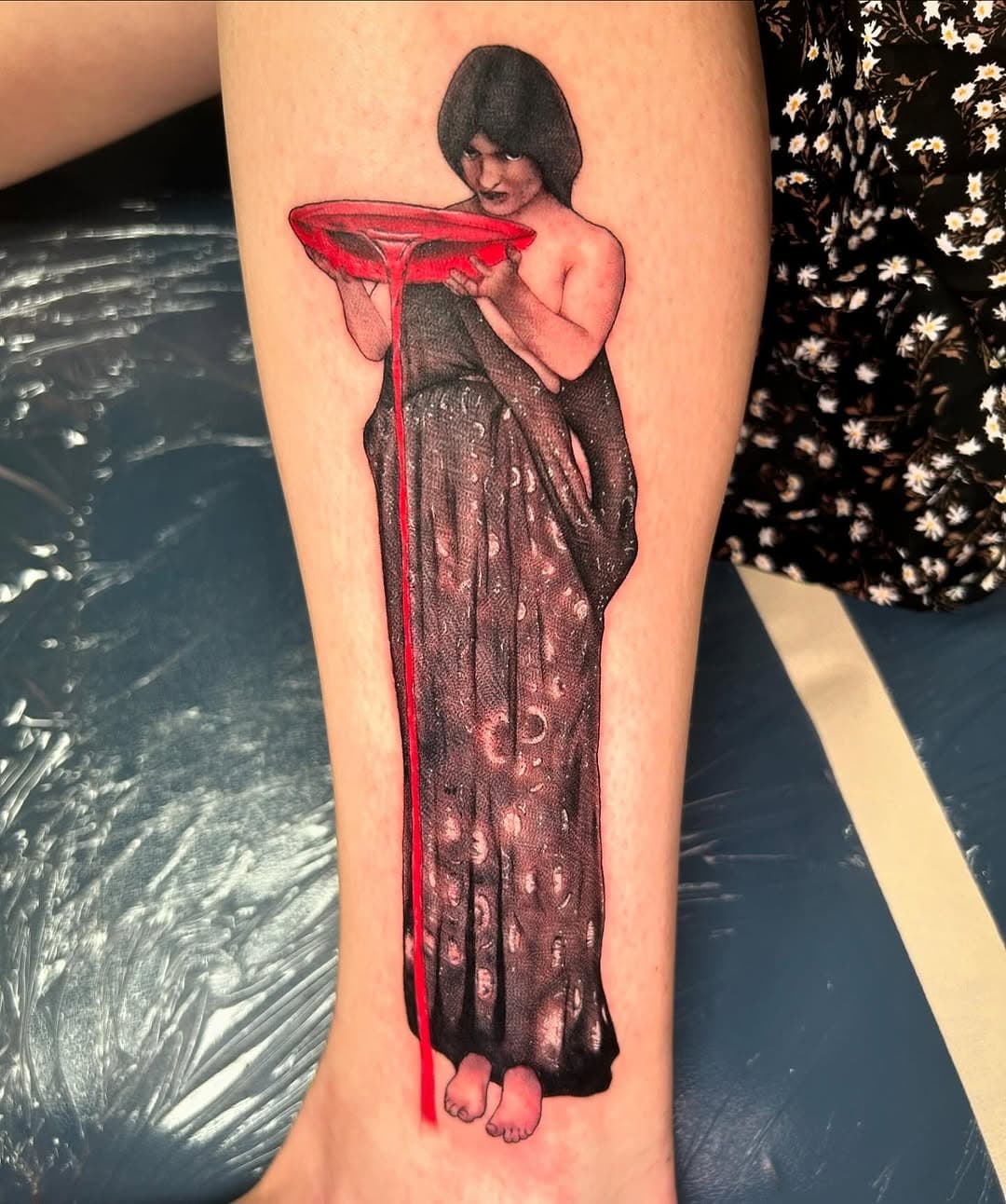 Piece based on Circe Invidiosa by John William Waterhouse

#circe #blackandgreytattoo #tattoo #greekmythology #nc #clt #charlottenc #nctattooers