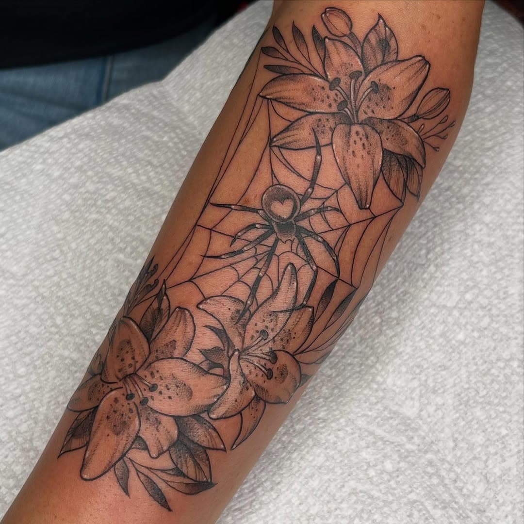 *cue megamind spider pronunciation*
Lilies and spider tattoo <3

#blackwork #blackworktattoo #tattoo #cutetattoo #floral #blackandgrey #blackandgreytattoo #supportlocal #femaleartist#inked #tattooedgirls #bodyart #houstontattoo #tattoos #tattoosnob #tx #daintytattoo