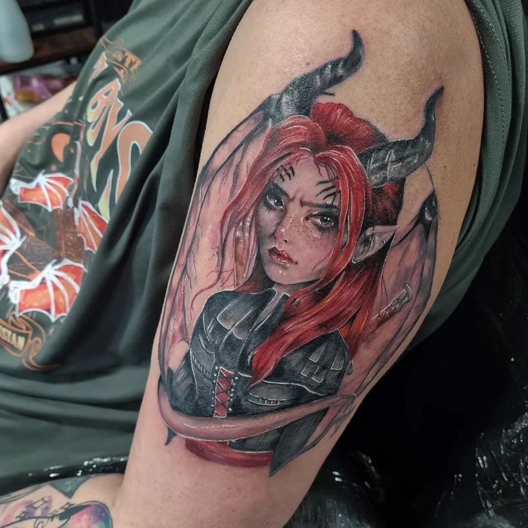 I did Rebecca's DnD character on her arm!! Omg so much and such a sick character to draw and do! Majority healed in this and I just finished tiny details and darkened some sections up as her arm ☺️ thanks so much lovely for forever getting fun tattoos!