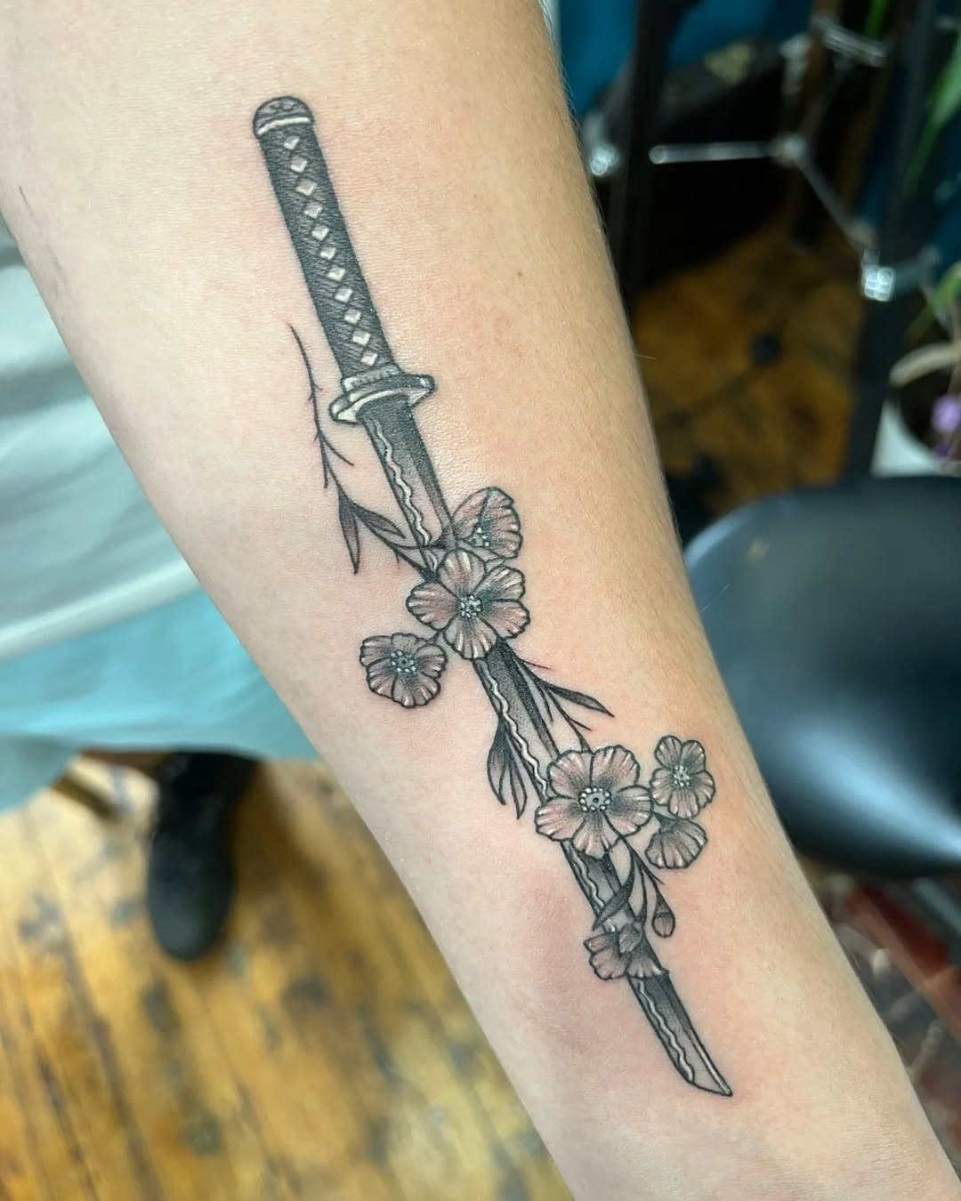 Samurai sword done by resident artist @reggiebreezetattoo if you would like to book in with him or have any enquiries, drop him a DM 

Sponsored by @magnumtattoosupplies 

#middlesbroughtattoo #teessidetattoo #blackandwhitetattoo #samuraisword #newschooltattoo #tattoosofinstagram