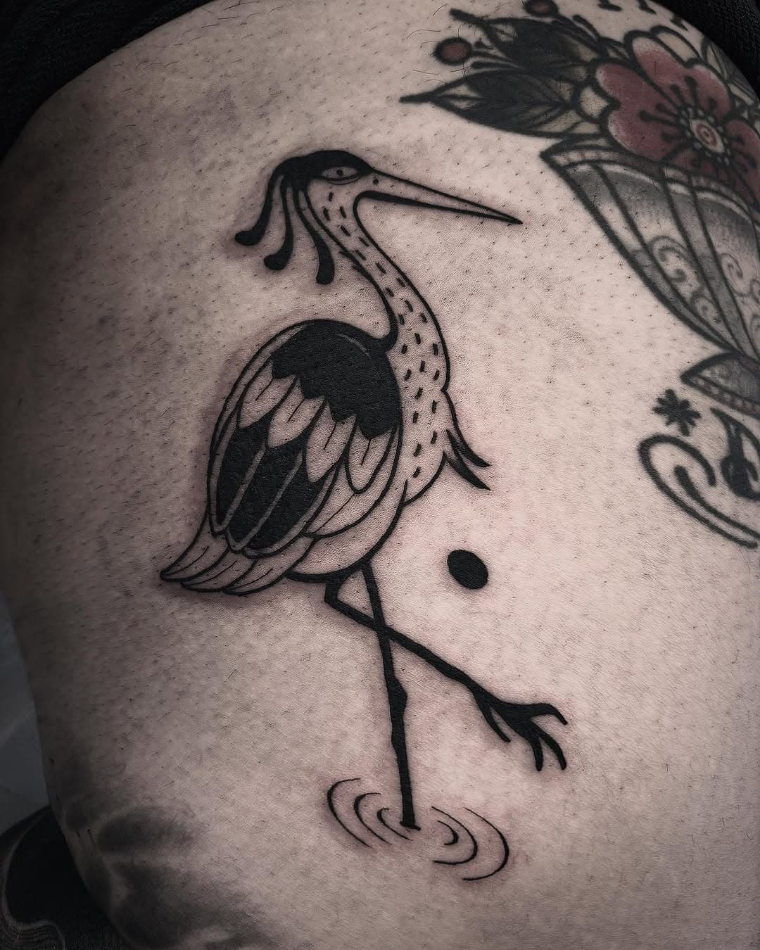 We took the picture while the client was lying down so there’s distortion (and redness and swelling 🤣) but I’m so happy I got to do this flash piece. Thanks @dachaotr 🖤 taking bookings @c.l.u.b_x 

#heron #herontattoo #blackwork #londontattoo