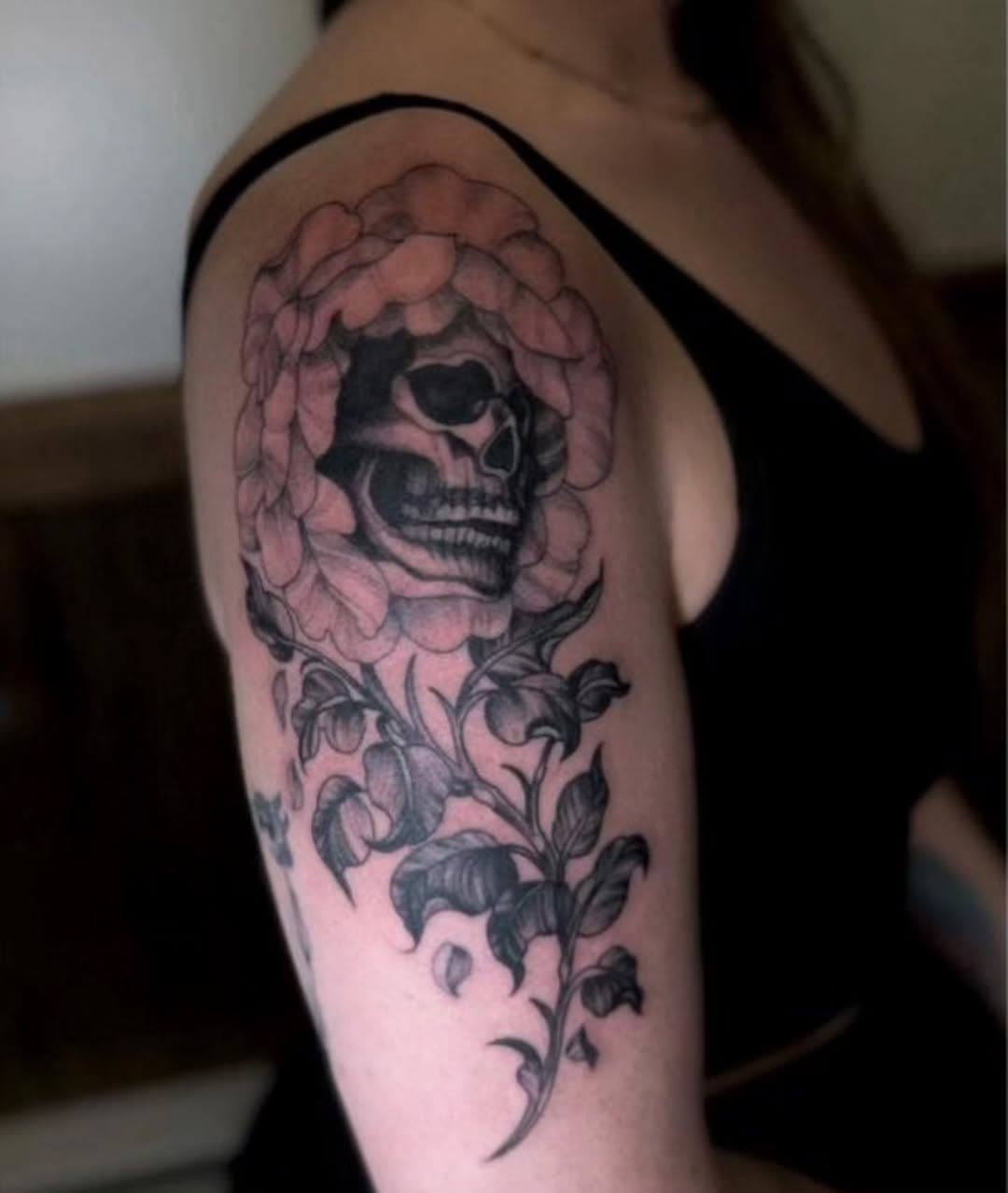 Awesome floral skull work done by @dandunks_tattoo 💀🌹