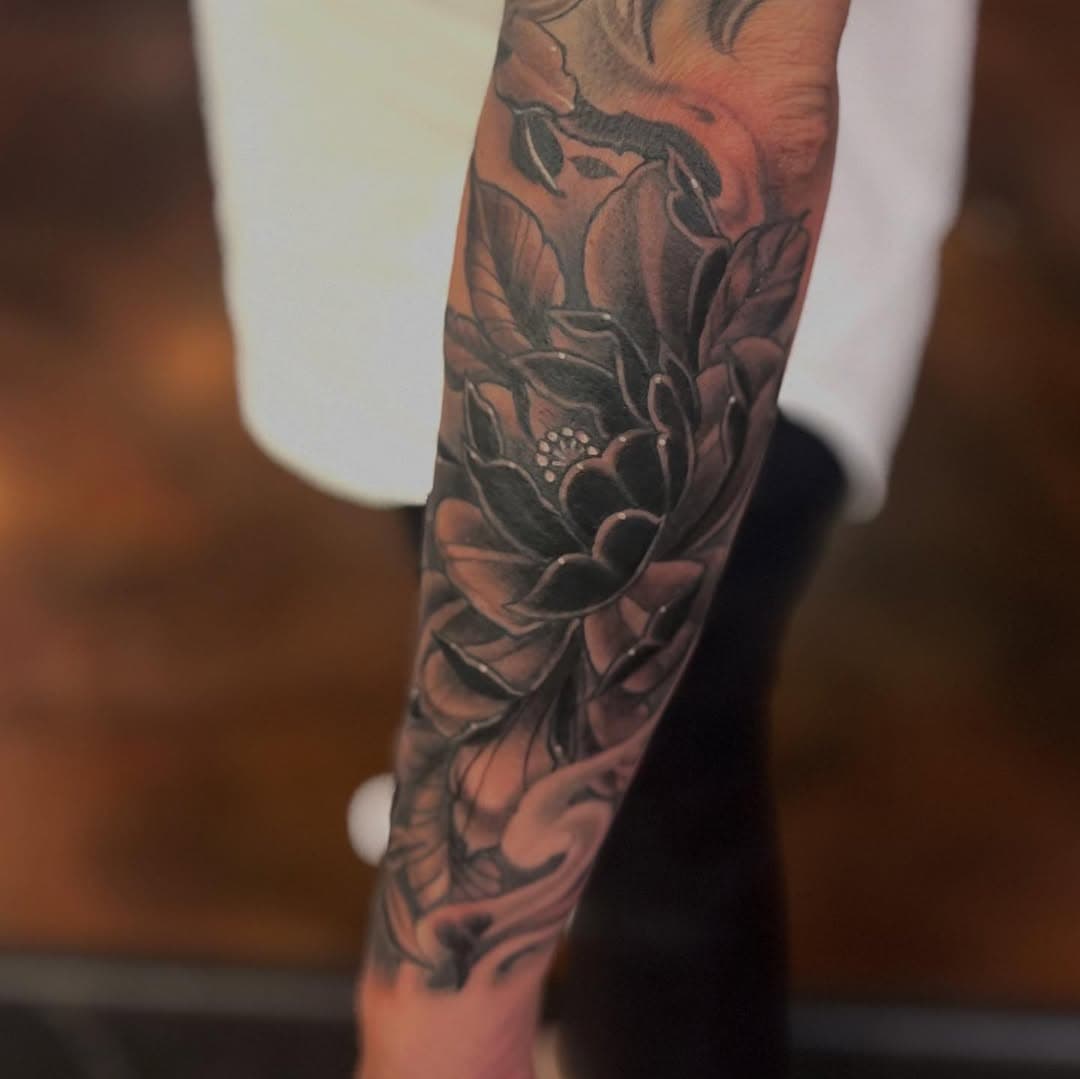 WIP-Thanks Jessica! @highmarktattoo Love doing these style of tattoo’s…. More please!
Always booking (425)412-3864 #blackandgreytattoo  #sleeve #lynnwoodtattoo #seattletattoo #edmondstattoo #everetttattoo #tattoolovetscare