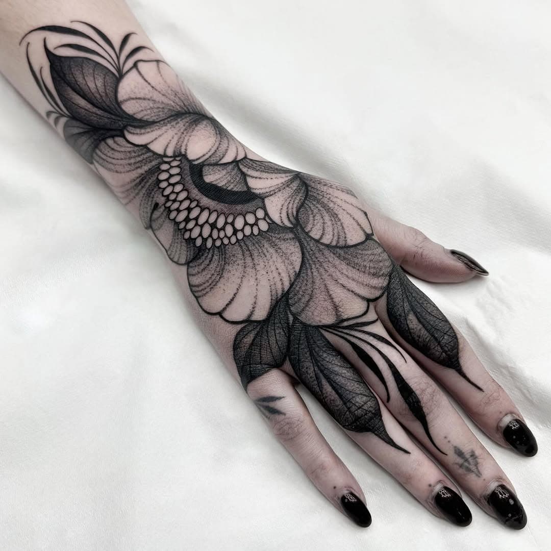 Floral hands will always be my favourite 🤍 books OPEN • email: sophietattoo93@gmail.com •