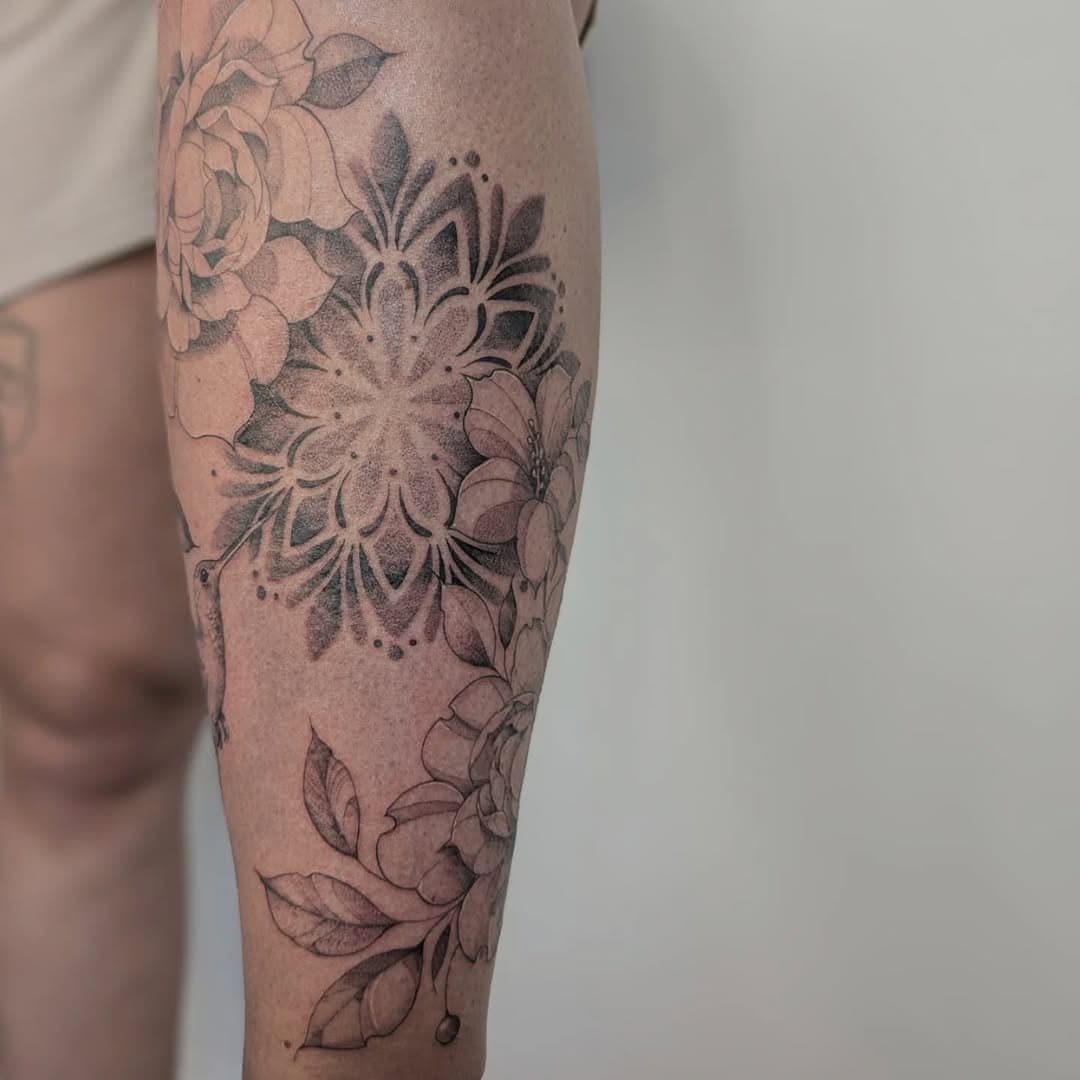 Obsessed with this leg piece we got done for Chloe today, Chloe gave me a few prompts and we freehanded the placement this morning, and I'm so happy with how it turned out, Chloe sat so well for six hours straight so we could get this complete!

Would love to do more of these! Give me a DM and a few prompts and something like this could be on you ready for summer.

#bournemouthtattoo #summertattoo #peonies #mandala #hummingbirdtattoo #brooksieink #beachtattoo