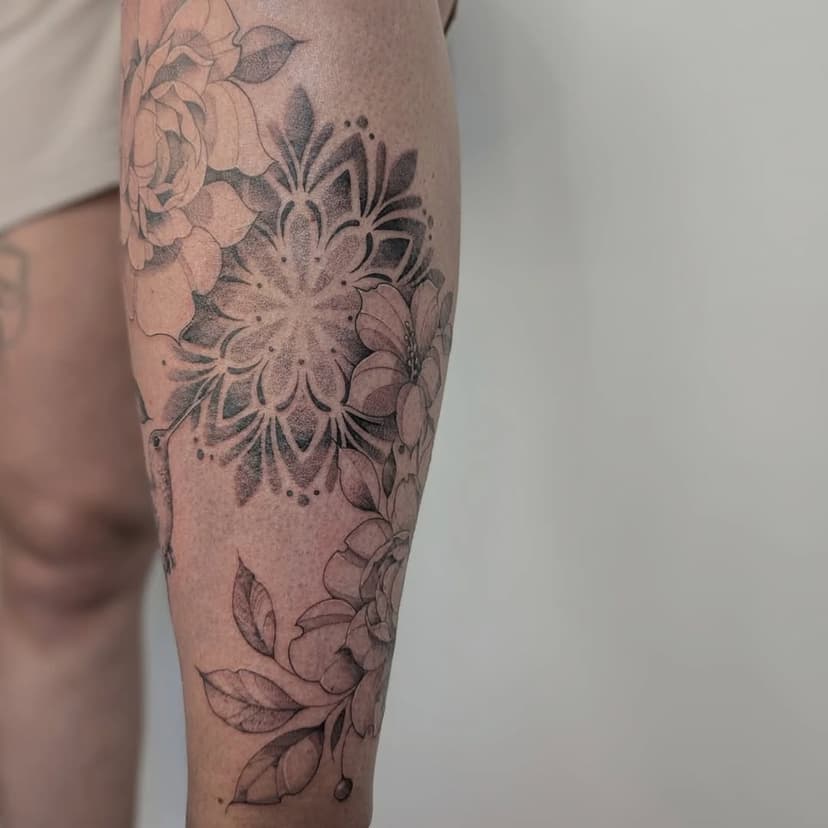 Obsessed with this leg piece we got done for Chloe today, Chloe gave me a few prompts and we freehanded the placement this morning, and I'm so happy with how it turned out, Chloe sat so well for six hours straight so we could get this complete!

Would love to do more of these! Give me a DM and a few prompts and something like this could be on you ready for summer.

#bournemouthtattoo #summertattoo #peonies #mandala #hummingbirdtattoo #brooksieink #beachtattoo