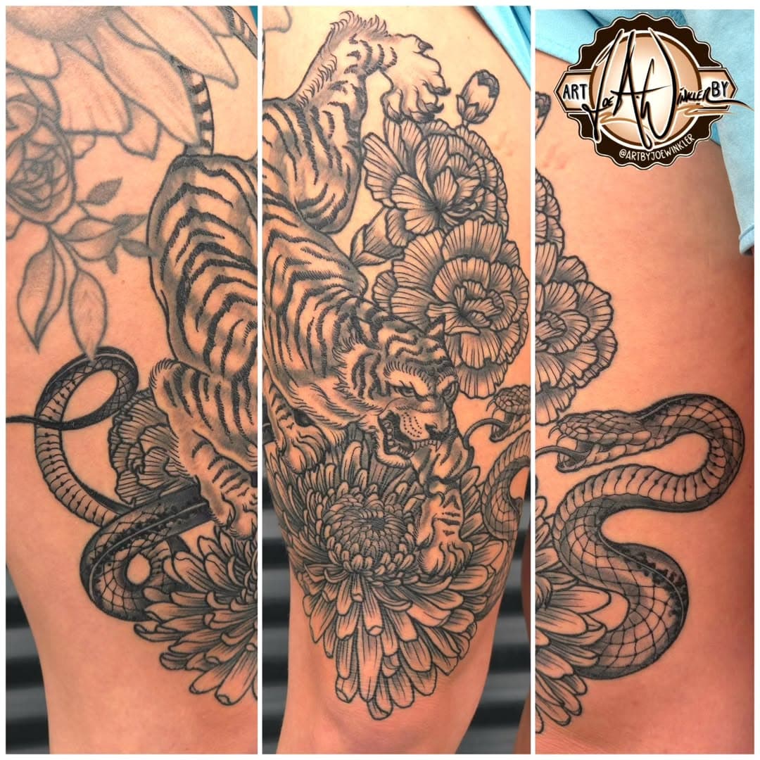 📸: B/G 🐅 & 🐍!!! In the third day of healing and it's doing great! :) #artbyjoewinkler #eliteinktattoos #myrtlebeach #tattoo #tattoolove #tattooideas #tattooart #ink #inklife #mithraneedles #eternalink #dynamicink #dankubinrotary #radtattoos #amazingink #tattooideas #fyp #blackandgray #blackandgraytattoo #instagram #instagood #2025 #tigertattoo #snaketattoo