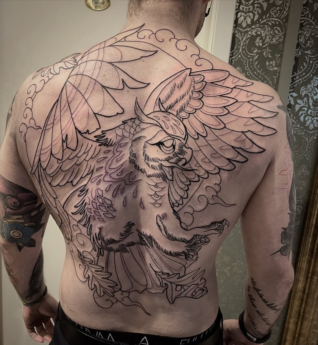 SOLID START OF A MIDNIGHT HUNTER😎👊🦉

#owl #owltattoo #back #backtattoo