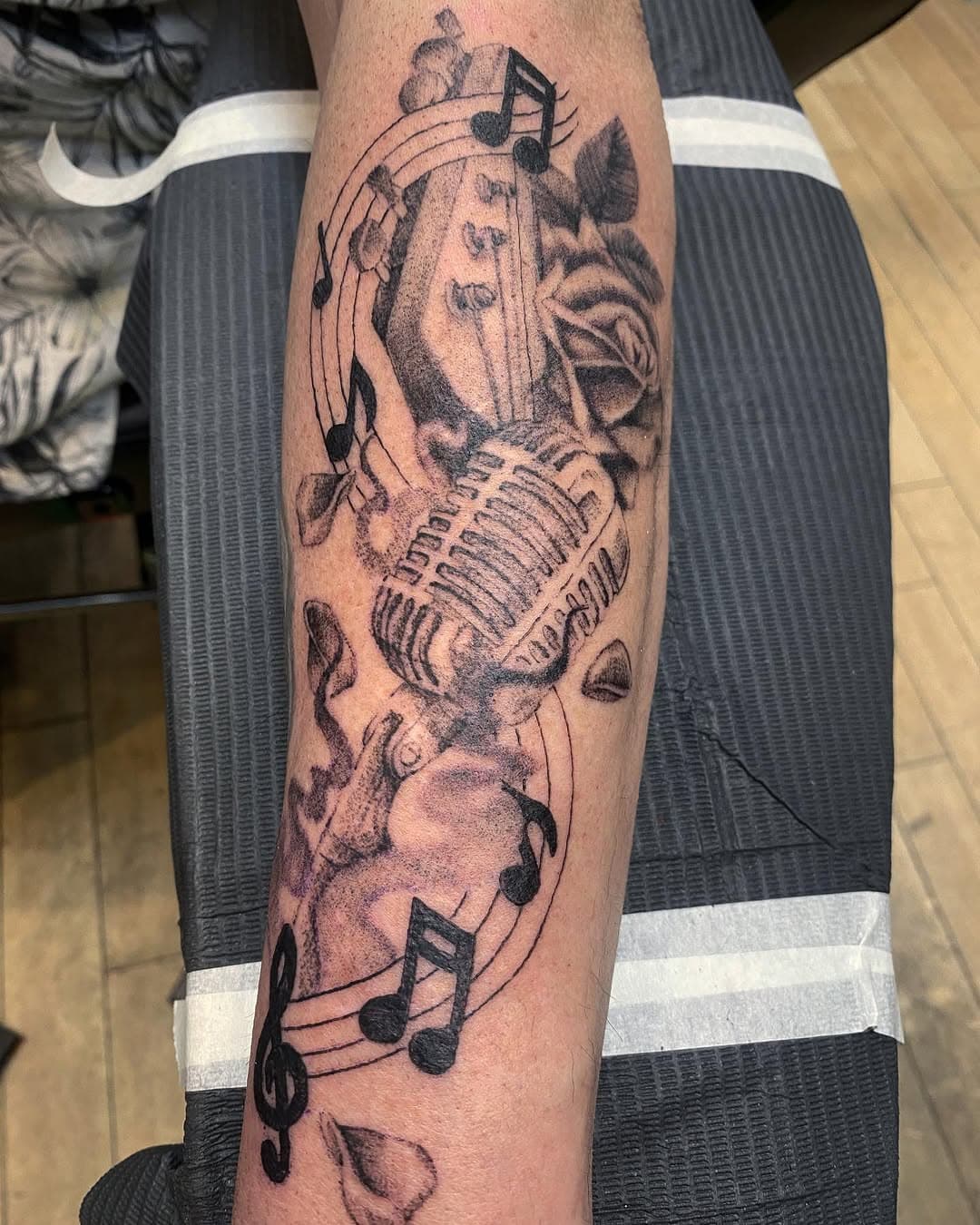 Love and appreciation of music put to skin. Thank you again for the trust. #music #musiclover #musiclovers #microphone #guitar #rose #roses #guitarplayer #guitarist #tattoo #tattoos #musictattoo